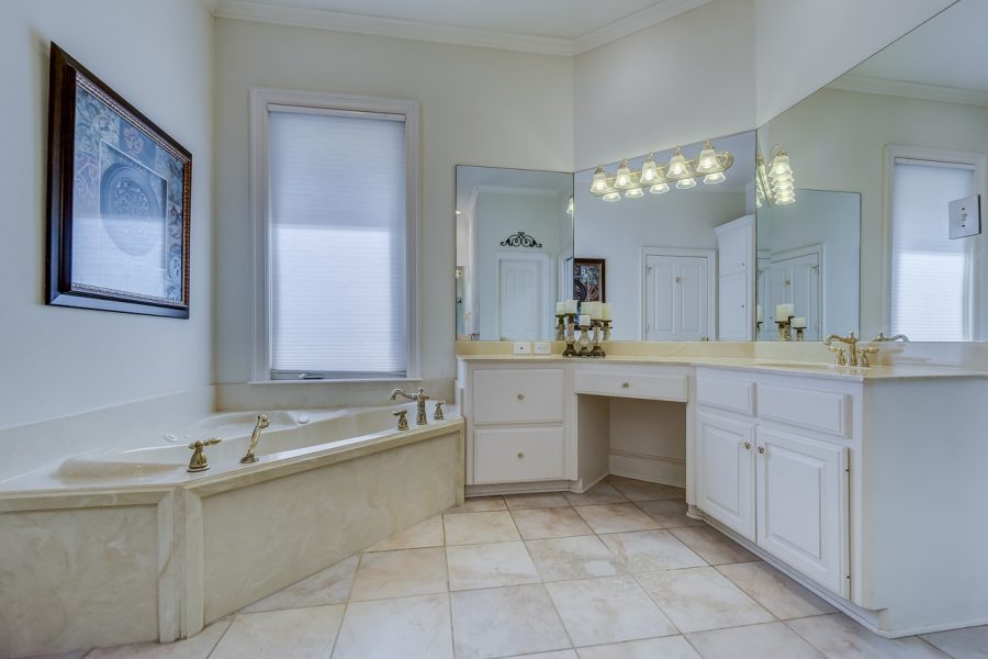 Cortinas venecianas y romanas: razones para incluirlas en la decoración del baño